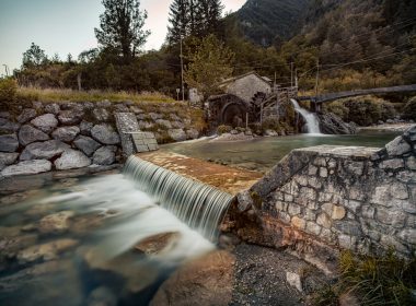 water falls near green trees and brown mountain during daytime