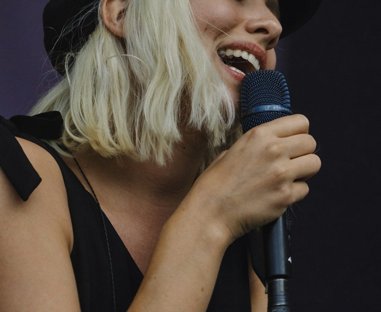 closeup photographyo fwoman singing