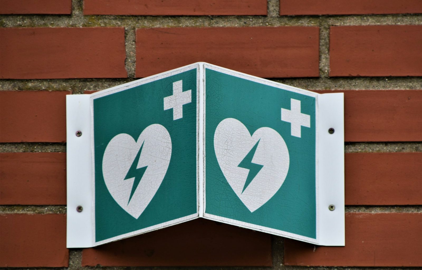 green and white arrow sign