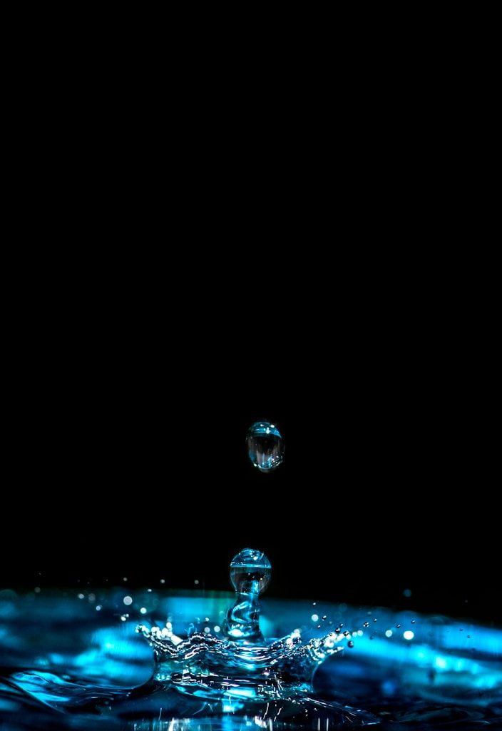 close-up photography of droplets